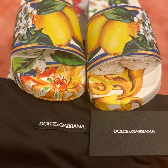 🩴rubber pool slides with signature lemon print and rubberized logo at the heel - Picture 9 of 14